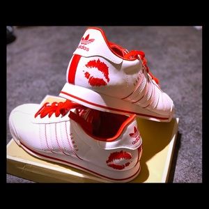 Limited Edition Samoa Adidas “KIss” sneakers